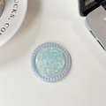 Dettaglio del supporto per telefono blu glitterato con bordo in perle su tavolo - N. 1 Blu Goccia di Pioggia (Perla Magnetica Macaron Paillette)