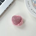 Dettaglio del supporto per telefono a cuore rosa con strass scintillanti e soffice pile - Forma a Cuore con Strass e Peluche / Rosa