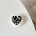 Dettaglio del supporto per telefono a cuore di peluche con strass neri e bianchi - Forma a Cuore con Strass e Peluche / Nero
