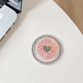 Detailansicht eines pinken Herz-Handyhalters mit Strassrand auf weißem Schreibtisch - (Rosa Diamant) Magnetisch - Epoxidharz Buntes Gepunktetes Herz - Holographisch