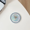 Makroaufnahme von glitzernden blauen Strasssteinen und silbernem Herz am Handyhalter - (Blauer Diamant) Magnetisch - Epoxidharz Buntes Gepunktetes Herz - Blaulicht