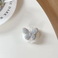 Dettaglio supporto telefono orsetto di peluche con farfalla di strass e finitura chic - Forma a Farfalla con Strass e Peluche / Rosa