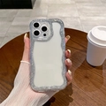 Dettaglio della custodia trasparente per iPhone con bordi glitter argento e onde in silicone - Bordo Luccicante Grigio / iPhone 16e