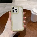 Dettaglio custodia iPhone trasparente con bordi ondulati e glitter gialli scintillanti - Bordo Luccicante Giallo / iPhone 16e