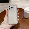 Dettaglio custodia in silicone ondulato con bordo glitter argento in un bar moderno - Bordo Luccicante Bianco / iPhone 16e