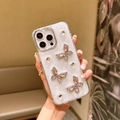 Dettagli custodia iPhone con farfalle 3D glitterate e decorazioni di strass scintillanti - Tre Farfalle con Gemme Rosa / iPhone 7/8/SE 2020