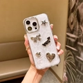 Dettaglio dei fiocchi glitterati e decorazioni a cuore su cover iPhone bianco perla - Yes Cuore Pieghettato / iPhone 7/8/SE 2020
