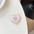 Dettaglio del supporto per telefono a forma di cuore rosa perlato con glitter argentati - Rosa Luccicante