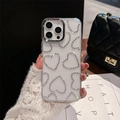 Detailansicht der klaren iPhone Hülle mit glitzernden Strass-Herzen und Kameraschutz - iPhone 7/8/SE 2020 / Galvanisierter Rahmen-Bunte Strass-Herzen
