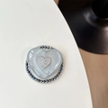 Détail macro du support de téléphone en forme de cœur avec paillettes et perles colorées - Paillettes Gris Argent (Perle Magnétique Coeur 3D)