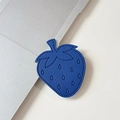 Dettaglio macro del supporto per telefono a fragola in pelle blu navy con grana - Blu Reale