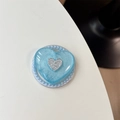 Détail du support de téléphone en forme de cœur bleu clair avec paillettes et perles - Paillettes Bleues (Perle Magnétique Coeur 3D)