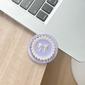 Détail du support téléphone violet avec perles, nœud argenté et texte gravé - Style Magnétique - Noeud en Perle Ronde / Violet