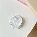 Dettaglio del supporto magnetico a cuore per telefono bianco perlato con incisione - Bianco Luccicante