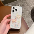 Detail van een transparant hoesje met 3D-vlinders, strikjes en kleurrijke ster-pailletten - iPhone 16e / Sterrenhemel Epoxy Vlinder Sterren