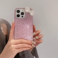Nahaufnahme der glitzernden rosa Strass-iPhone-Hülle mit einem großen silbernen Kristallbogen - iPhone 7/8/SE 2020 / Rosa