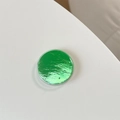 Makro-Detail einer hellgrünen Handyhalterung mit Wasserwellen-Textur und glänzender Harzschicht - Smaragdgrün