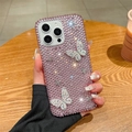 Dettaglio dei lussuosi strass rosa e decorazioni a farfalla 3D sulla custodia iPhone - Rosa Farfalla con Diamanti Completi / Rosa / iPhone 7/8/SE 2020