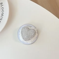 Dettaglio del supporto per telefono a cuore con strass argentati brillanti e peluche bianco - Cuore in peluche con strass / Bianco