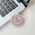 Makroaufnahme: Pinker Marmor-Handyhalter mit silbernem Ballonhund und Strasssteinen - Glatter Hund - Pink / Magnetisch - Strass Perlmutt