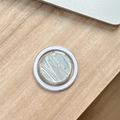 Makroaufnahme der MagSafe-Handyhalterung mit mintgrüner Wasserwellenstruktur und Silberflocken - Magnetische Epoxid-Silberfolie-Wasserwelle / Weiß