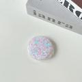 Dettaglio di paillettes a forma di cuore in un supporto per telefono rotondo su bianco - Cuore di caramella / Bianco