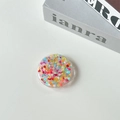 Dettaglio macro di paillettes colorate a forma di cuore in un supporto per telefono - Cuore di caramella / Colorato