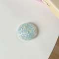 Vista macro del supporto rotondo per telefono in resina con glitter blu e verdi - Supporto Goccia di Colla-Glitter Macaron-N. 1 Blu Goccia di Pioggia