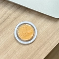 Nahaufnahme von MagSafe Handyhalter mit Goldfolien-Muster auf einem Holztisch - Magnetische Epoxid-Silberfolie-Wasserwelle / Orange