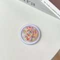 Vista ravvicinata del supporto per telefono con paillettes a cuore e base MagSafe - Cuore a Goccia Magnetico-Colorato