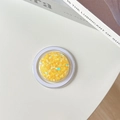 Dettaglio macro del supporto rotondo per telefono con paillettes gialle a cuore - Cuore a Goccia Magnetico-Giallo
