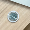 Dettaglio supporto magnetico per telefono con motivo marmo verde e lamina d'argento - Onde d'Acqua in Resina Epossidica Magnetica a Fogli d'Argento / Grigio