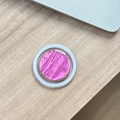 Dettaglio del supporto Magsafe rosa glitterato effetto acqua su scrivania in legno - Onde d'Acqua in Resina Epossidica Magnetica a Fogli d'Argento / Rosa Rossa