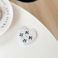 Macro shot of heart-shaped glitter makeup mirror with black bows and pearl accents - Pearl Mini Butterfly - Black (701559)