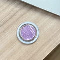 Dettaglio del supporto circolare per telefono con glitter viola e base in legno - Onde d'Acqua in Resina Epossidica Magnetica a Fogli d'Argento / Viola Chiaro