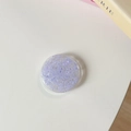 Détail macro d'un support de téléphone rond avec paillettes violettes en résine - Support à Colle-Paillettes Macaron-Violet