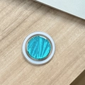 Dettaglio del supporto MagSafe a onde blu con foglia d'oro su base in legno - Onde d'Acqua in Resina Epossidica Magnetica a Fogli d'Argento / Celeste