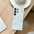 Detalle de mariposa 3D y cuentas plateadas en la funda brillante de Samsung S23 Ultra - Perla de Plata Mariposa Ojo de Gato / A14