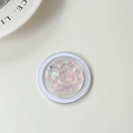 Detailaufnahme der runden Handyhalterung mit pinken Schmetterling-Laser-Pailletten - AB Weiß