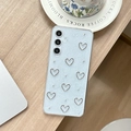 Primer plano de funda de móvil azul claro brillante con corazones de plata en madera - Corazón Hueco de Cuenta de Plata / A14