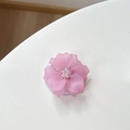 Détail macro d'un support de téléphone fleur 3D rose translucide avec perles centrales - Camélia Magnétique / Violet