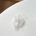 Vue macro d'un support floral blanc translucide avec pétales dépolis et perle centrale - Support Transparent Camélia / Blanc