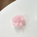 Gros plan d'un support de téléphone fleur rose avec pétales en résine et cristaux - Support Transparent Camélia / Rose