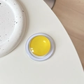 Makro-Detail einer runden, gelben magnetischen Handyhalterung aus Kristallglas im Dome-Design - Gelb
