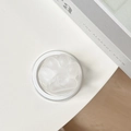 Primer plano del soporte para móvil con forma de pata de gato blanca y corazón - Blanco