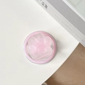 Primer plano del soporte MagSafe de pata de gato rosa translúcido con relieve de corazón - Rosa
