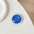 Detail der blauen Kristallglas MagSafe Handyhalterung mit weißem Rand auf weißem Grund - Königsblau