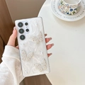 Detalle de funda Samsung S23 Ultra con mariposa de diamantes y textura perlada - Mariposa Blanca Perla / Samsung A14