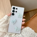 Detalle de funda transparente Samsung con purpurina y lazos de resina en color azul claro - Azul / Samsung A14