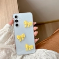 Detalle de funda de móvil con purpurina azul claro y tres lazos amarillos sobre encaje - Amarillo / Samsung A14